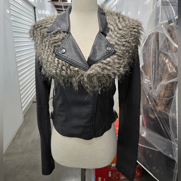 Romeo & Juliet Couture Jackets & Blazers - Romeo & Juliet Couture Black Faux Leather Moto Jacket W/ Faux Fur Collar Sz Smal